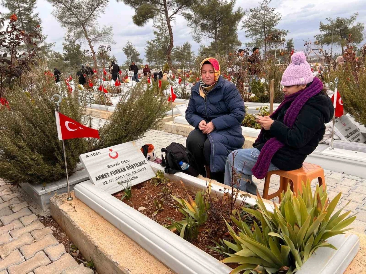Depremin 3. yıl d&ouml;n&uuml;m&uuml;nde depremzedeler mezarlıkta sabahladı
