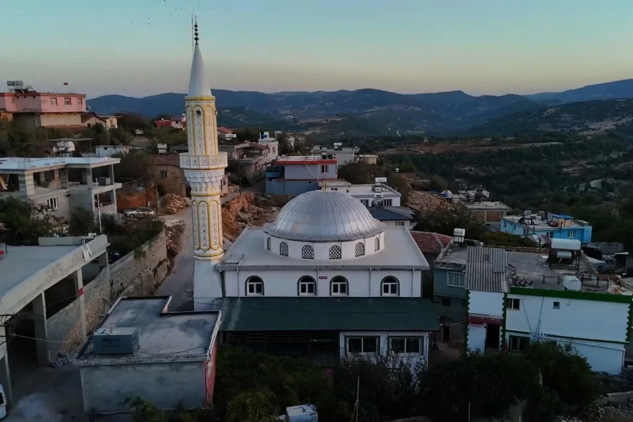 Depremin ardından inşa edilen 105. cami ibadete açıldı
