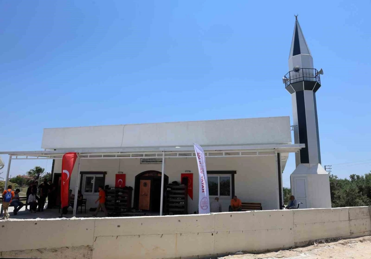Depremin ardından inşa edilen 129&rsquo;uncu cami olan &rsquo;Ak&ccedil;aova Kenan G&uuml;ng&ouml;r Camii&rsquo; ibadete a&ccedil;ıldı
