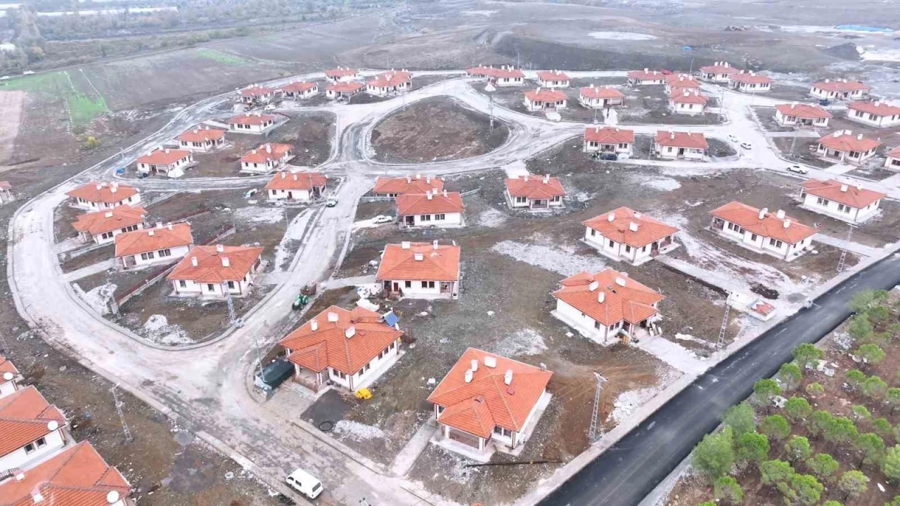 Depremin ardından Kadıoğluçiftliği’ndeki köy evlerinde yaşam başladı
