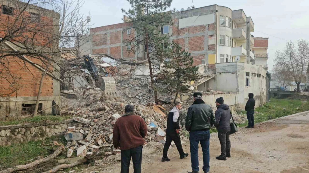 Depremin ardından Sındırgı&rsquo;da tehlikeli yapılar kaldırılıyor

