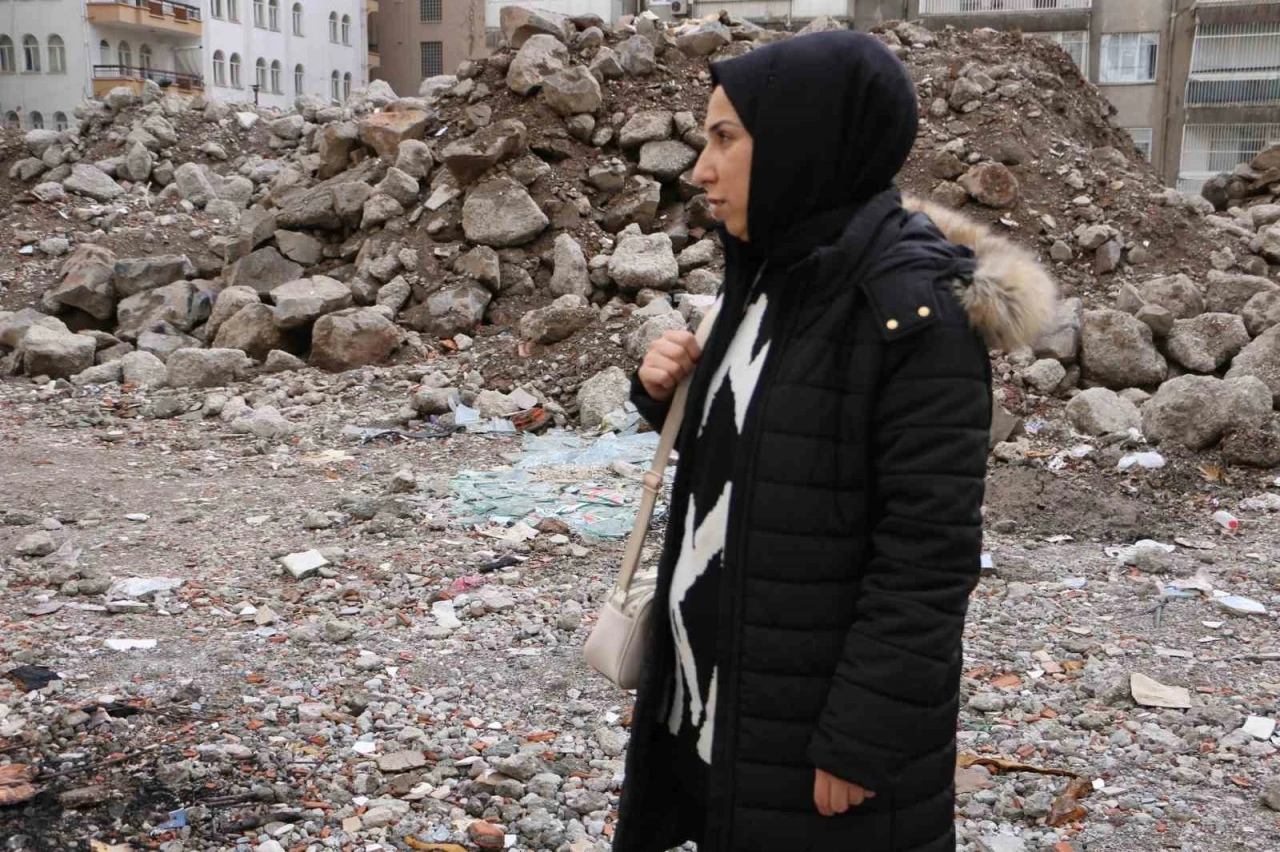 Depremin ilk yarım saatinde annesini kaybetti, 60 saat sonra kendisi kurtarıldı
