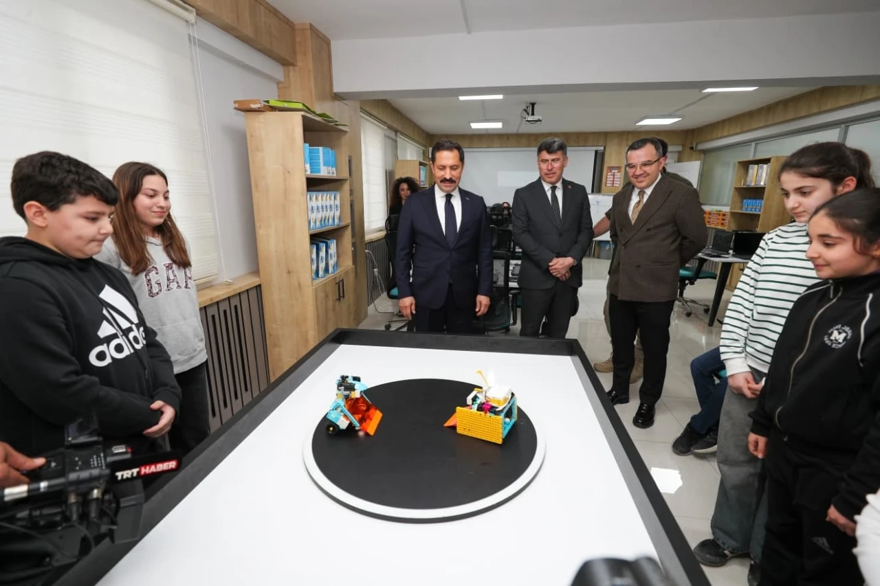 Depremin izlerinin silindiği kentte, 1540 takım, robot yarışmasında derece yapmak i&ccedil;in m&uuml;cadele verecek
