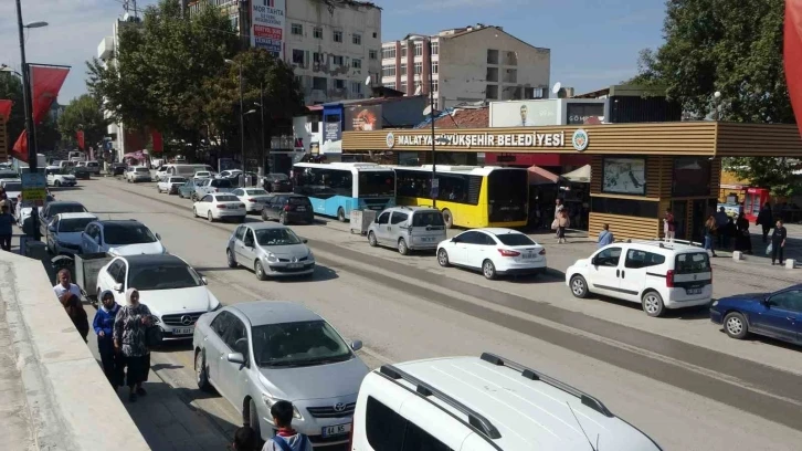 Depremin vurduğu Malatya&rsquo;da esnaf eski g&uuml;nleri arıyor
