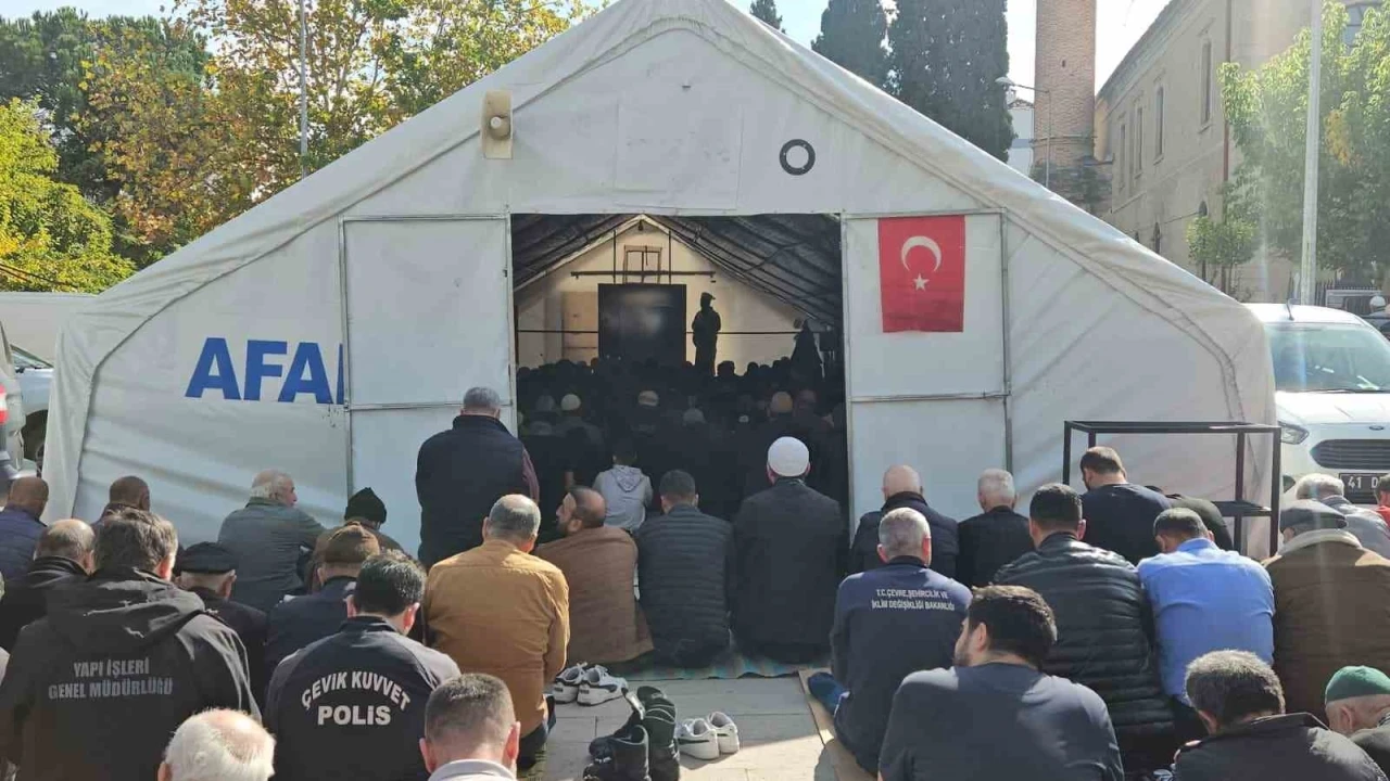 Depremin vurduğu Sındırgı’da cuma namazı çadırlarda kılındı