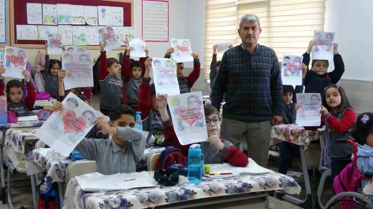 Depremin yaralarını öğrencileriyle sardı
