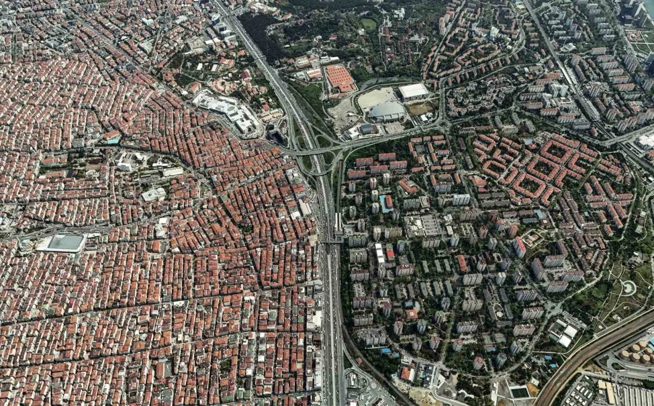 Depremle gündeme gelen iki farklı İstanbul şehirleşmesi havadan görüntülendi
