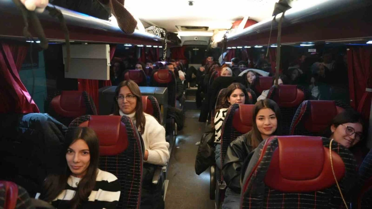 Depremzede gen&ccedil;lerin tarih dolu Ankara yolculuğu
