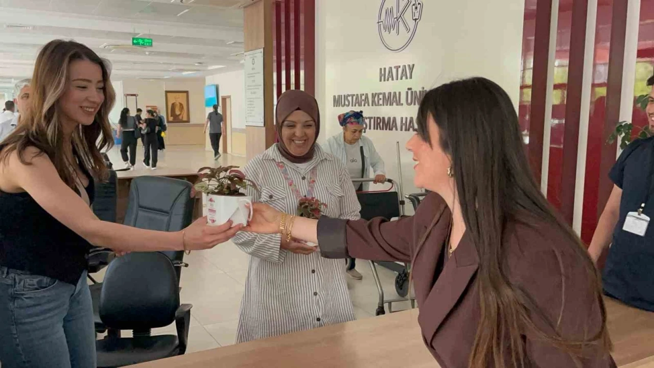 Depremzede kadınların Anneler Günü, hediye çeki ve çiçeklerle kutlandı

