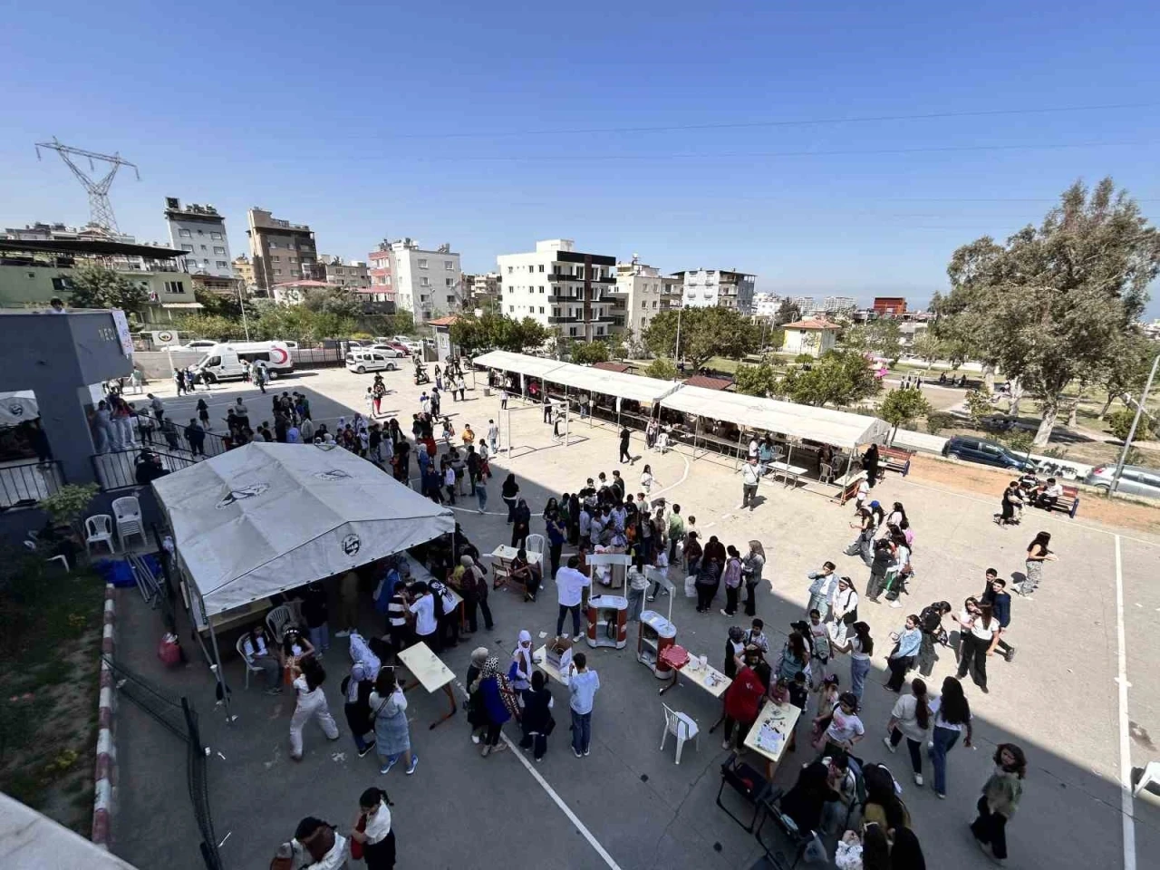 Depremzede öğrenciler bahar şenliğinde eğlendi
