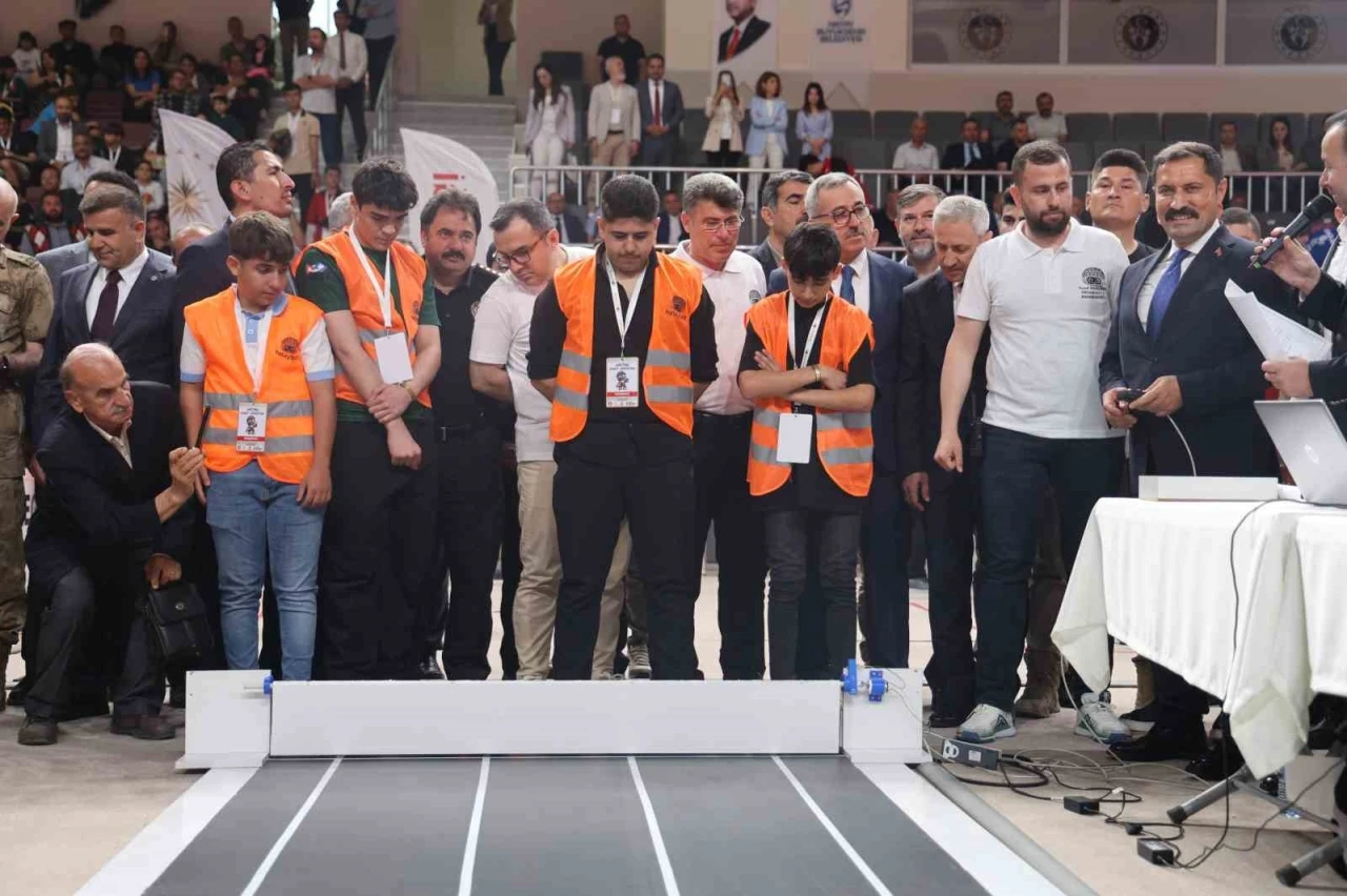 Depremzede öğrenciler ’HATAYBOT’ robot yarışmasında yarıştı
