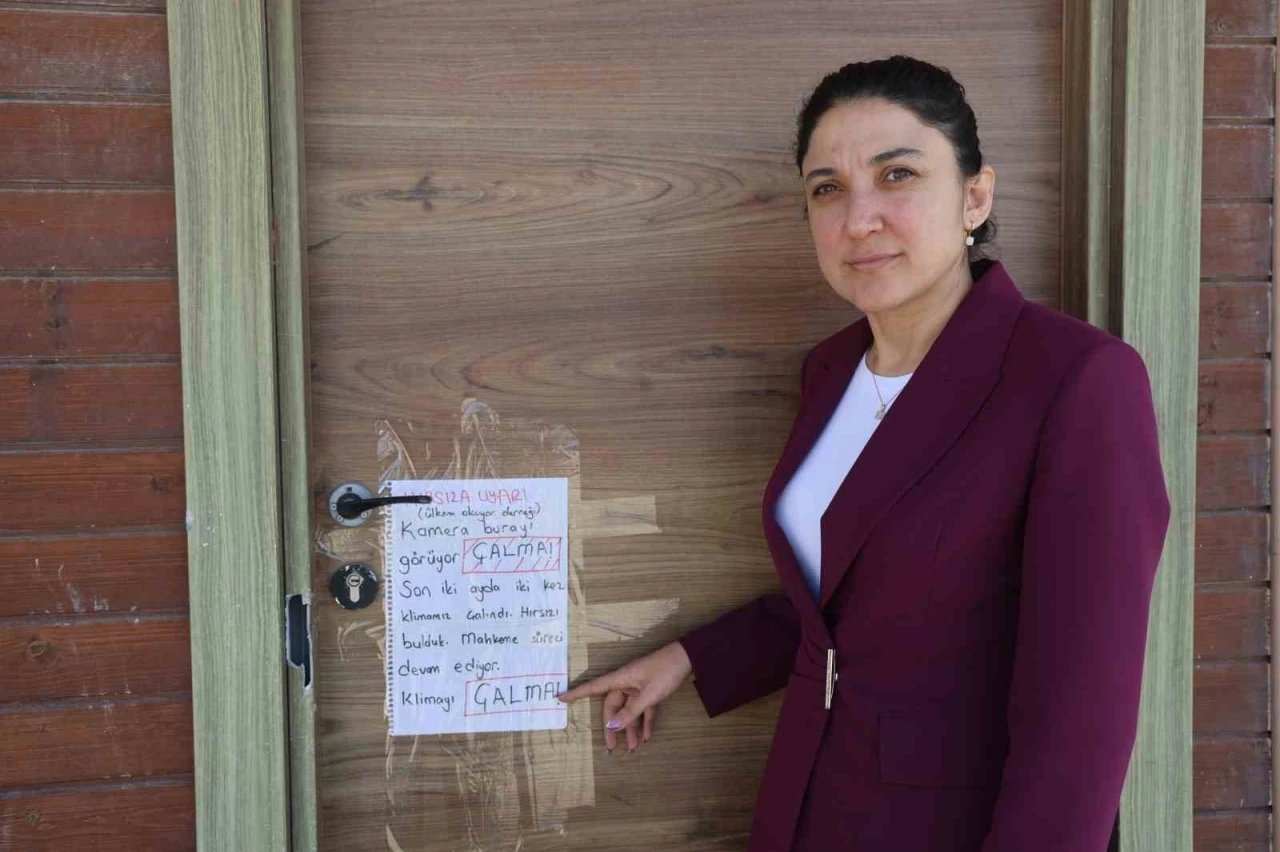 Depremzede öğrencilerin eğitim gördüğü kütüphaneye dadanan klima hırsızlarına not asıp &quot;Lütfen Çalma&quot; diyerek seslendiler
