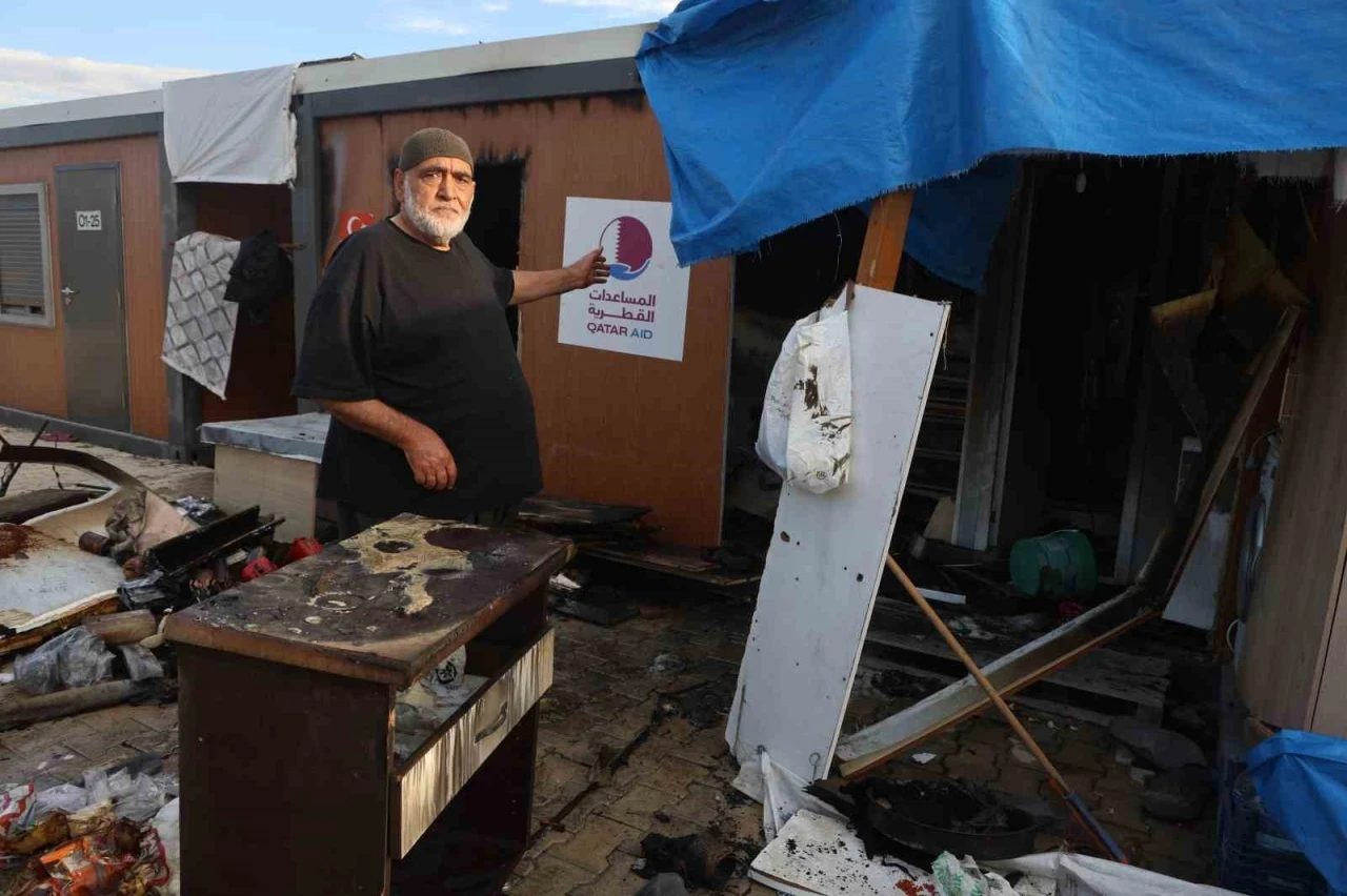 Depremzede yaşlı &ccedil;iftin yaşadığı konteyner yanarak k&uuml;le d&ouml;nd&uuml;
