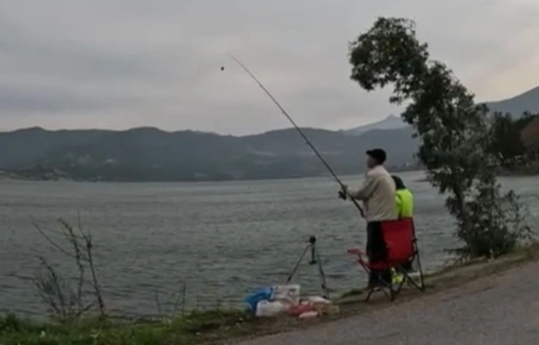 Derbent Barajı&rsquo;nda 300 amat&ouml;r balık&ccedil;ı g&ouml;kkuşağı alabalığı i&ccedil;in yarıştı
