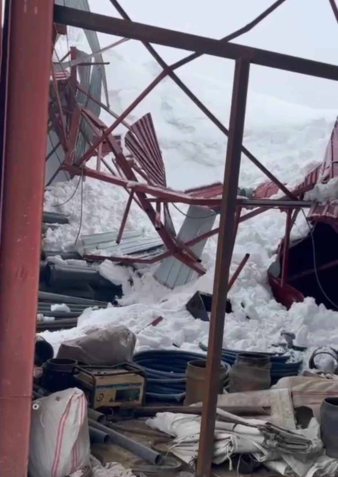 Derecik&rsquo;te ahır &ccedil;atısı &ccedil;&ouml;kt&uuml;
