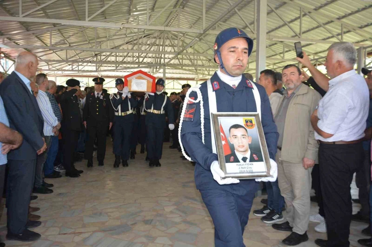 Derede boğulan Astsubay Hakan Fidan, son yolcuğuna uğurlandı
