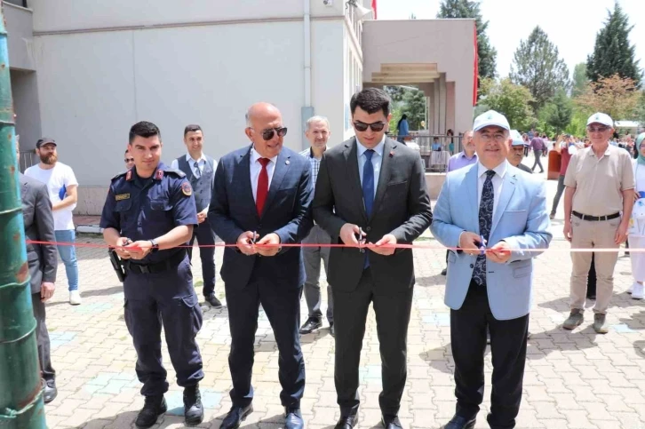 Dereköy Şehit Fatih Seven Ortaokulunda Bilim Fuarı açıldı
