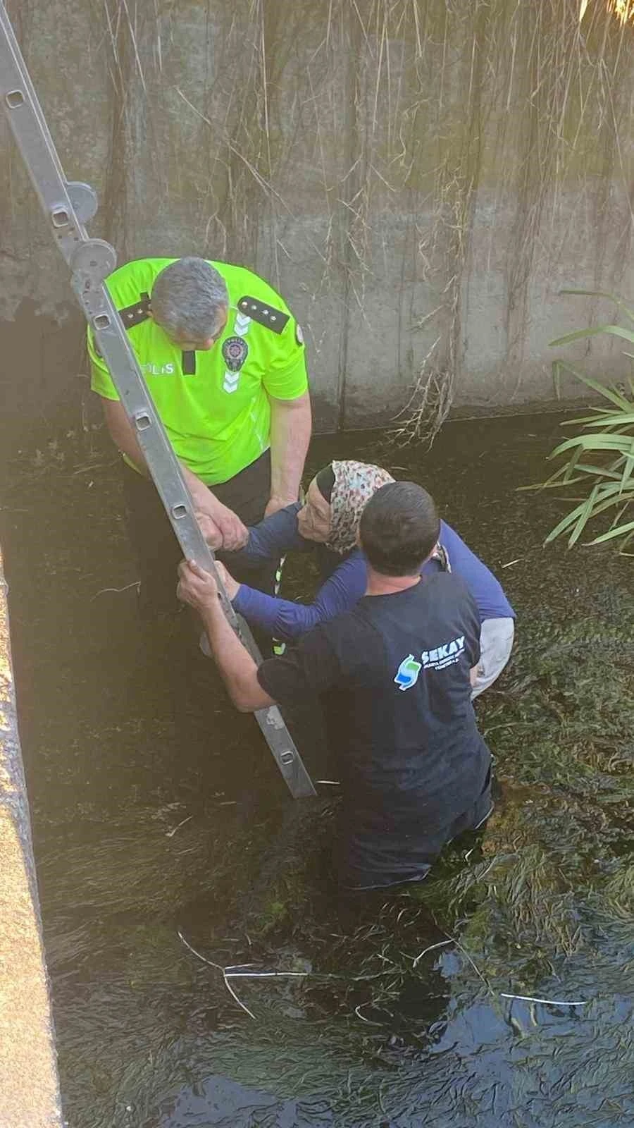 Dereye atlayan kadını, polis ve belediye çalışanı kurtardı
