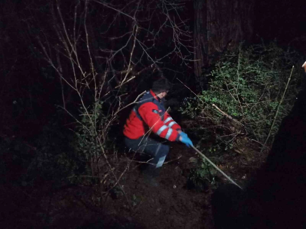 Dereye u&ccedil;an operat&ouml;r&uuml; kurtaran 4 itfaiye personeli, oksijen zehirlenmesi yaşadı
