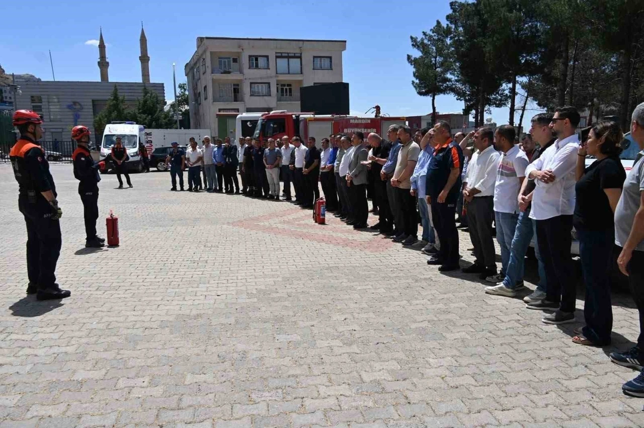Derik&rsquo;te yangın s&ouml;nd&uuml;rme ve tahliye tatbikatı ger&ccedil;ekleştirildi
