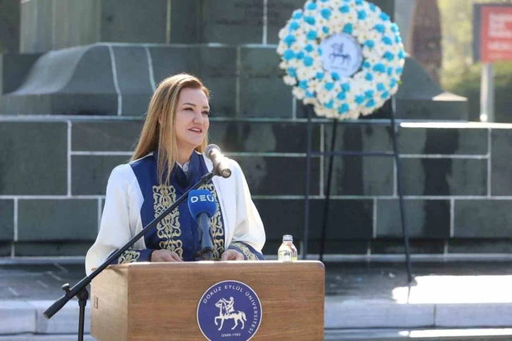 DE&Uuml;&rsquo;de akademik yıl &ccedil;elenk sunma t&ouml;reniyle başladı
