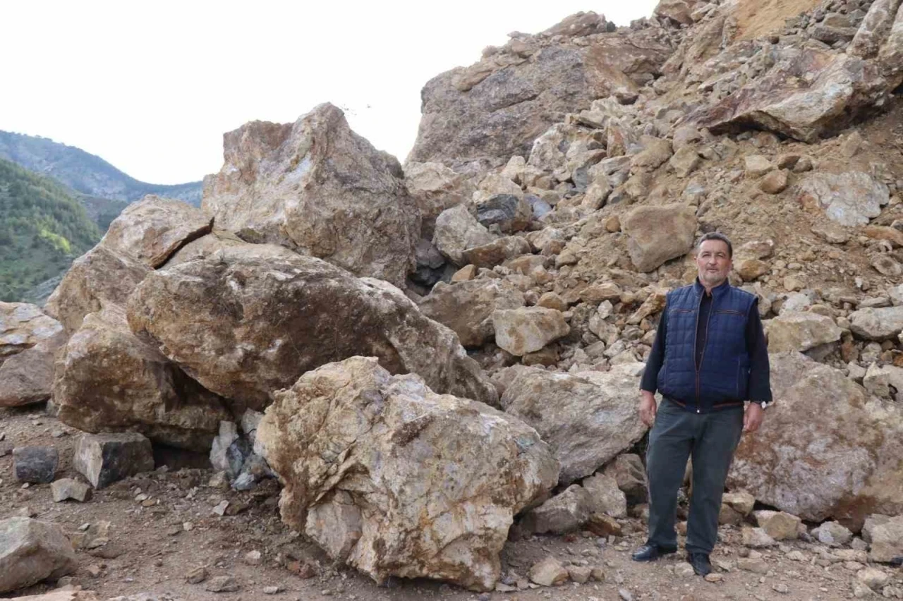 Dev kayalar yolu ulaşıma kapandı

