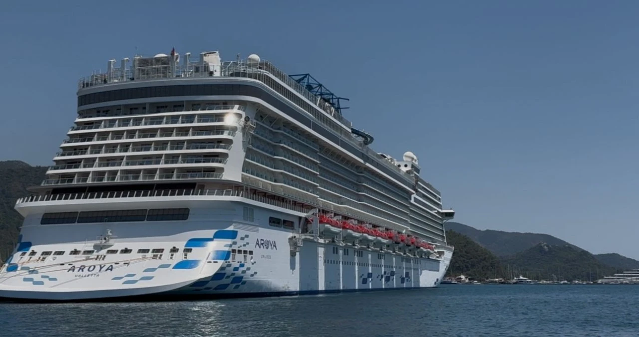 Dev Kruvaziyer Aroya Marmaris'e Demirlendi