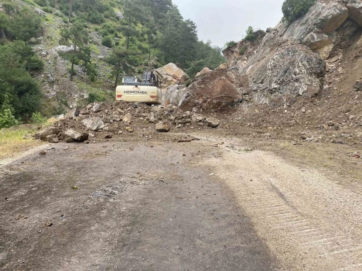 Devasa kayalar yolu ulaşıma kapattı
