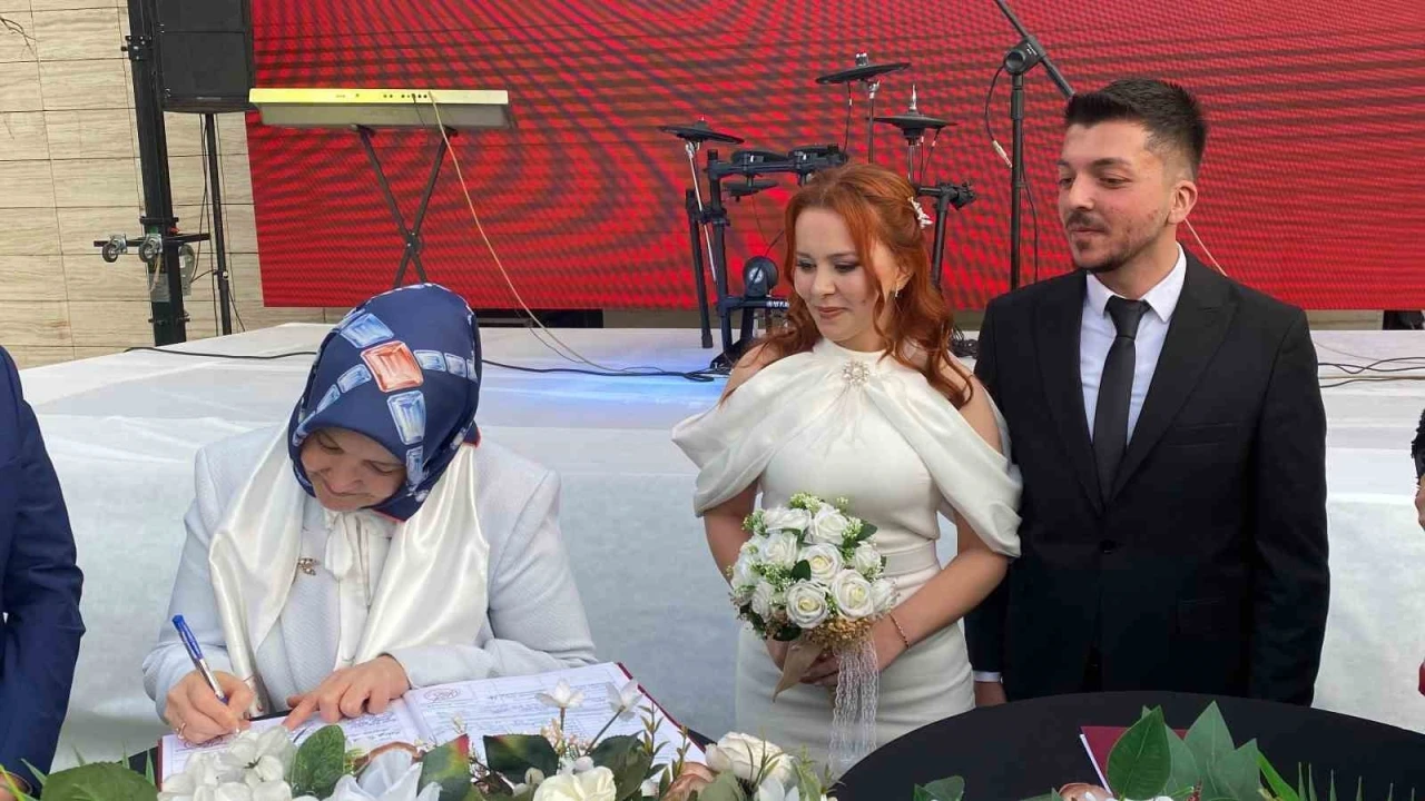 Devlet desteğiyle evlendiler, nikah şahitleri Bakan Yardımcısı Yenigün oldu
