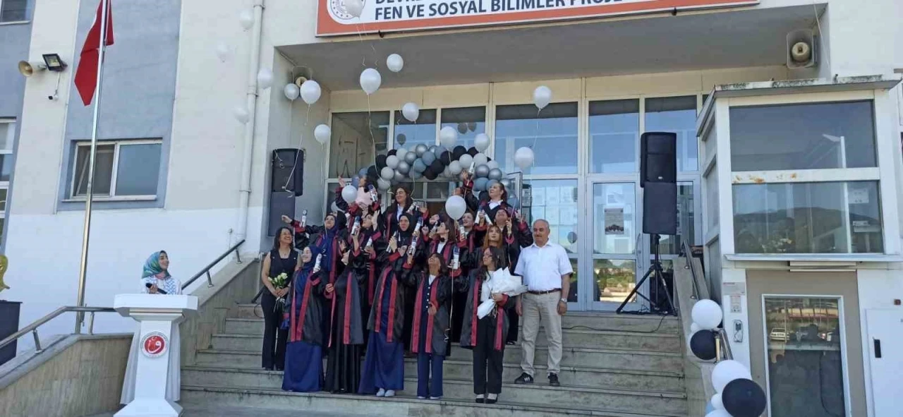 Devrek&rsquo;te İmam Hatiplilerden mezuniyet sevinci
