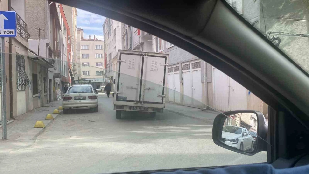 Devrilecekmiş gibi gözüken kamyon tedirginlik oluşturdu
