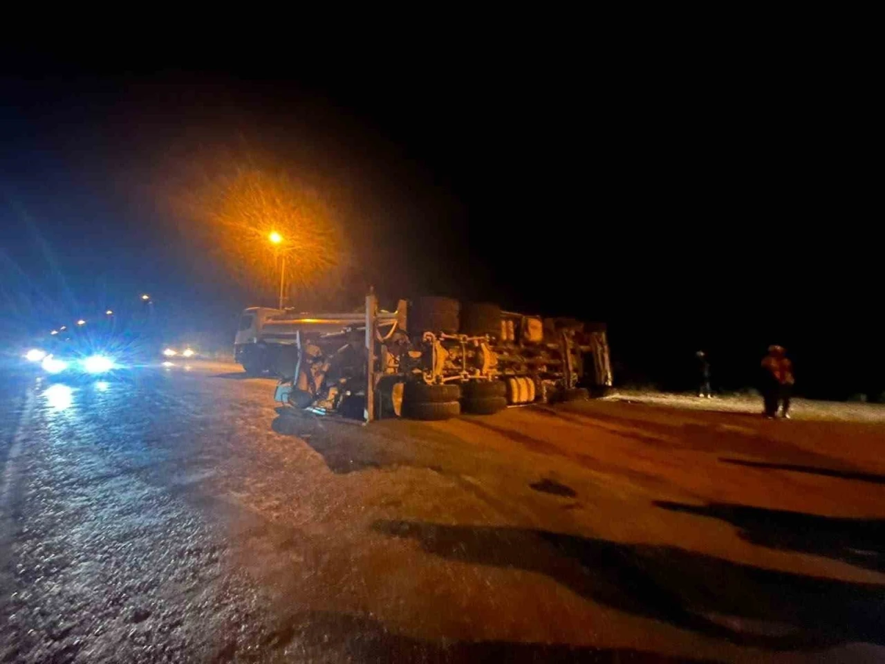 Devrilen beton mikserinin s&uuml;r&uuml;c&uuml;s&uuml; hafif yaralandı
