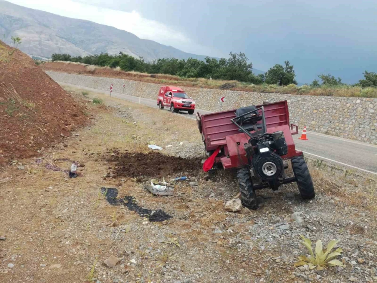 Devrilen çapa motorunun altında kalan sürücü hayatını kaybetti
