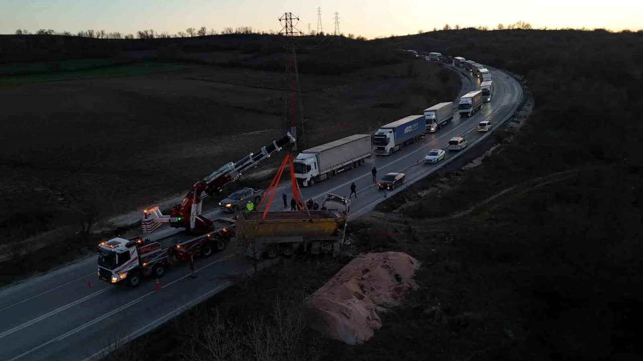 Devrilen hafriyat kamyonu uluslararası yolda trafiği fel&ccedil; etti
