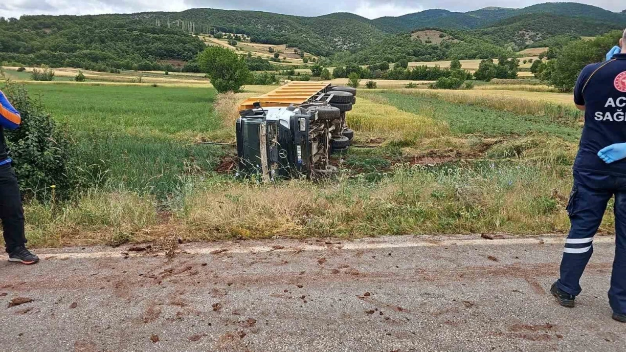 Devrilen kamyonun sürücüsü hayatını kaybetti
