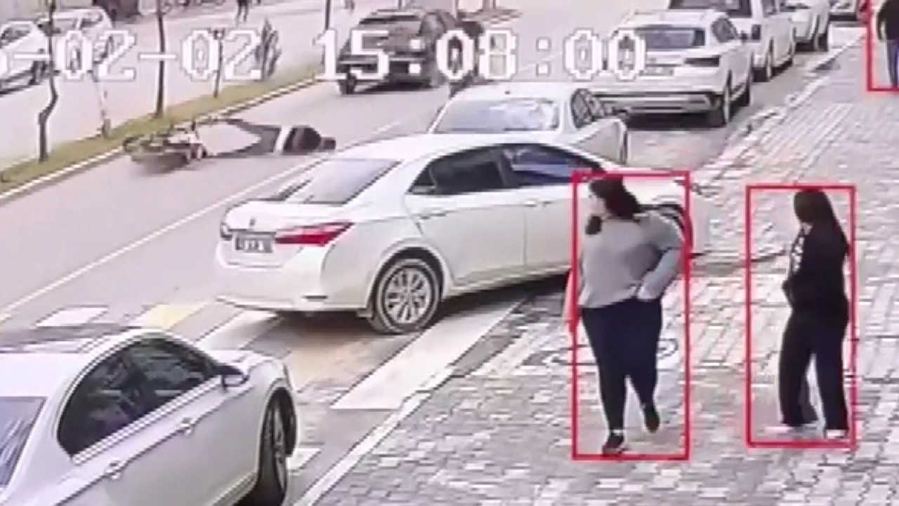 Devrilen motosiklet s&uuml;r&uuml;c&uuml;s&uuml; metrelerce s&uuml;r&uuml;klendi
