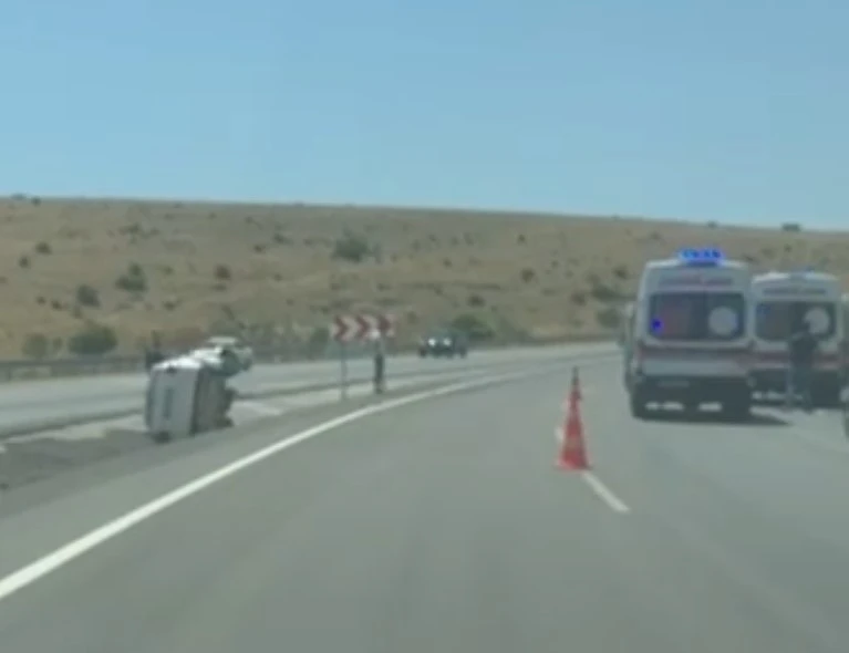 Devrilen otomobilde 3 kişi yaralandı

