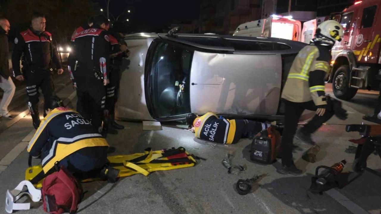 Devrilen otomobilin altında kalan s&uuml;r&uuml;c&uuml; itfaiye ekiplerince &ccedil;ıkarıldı
