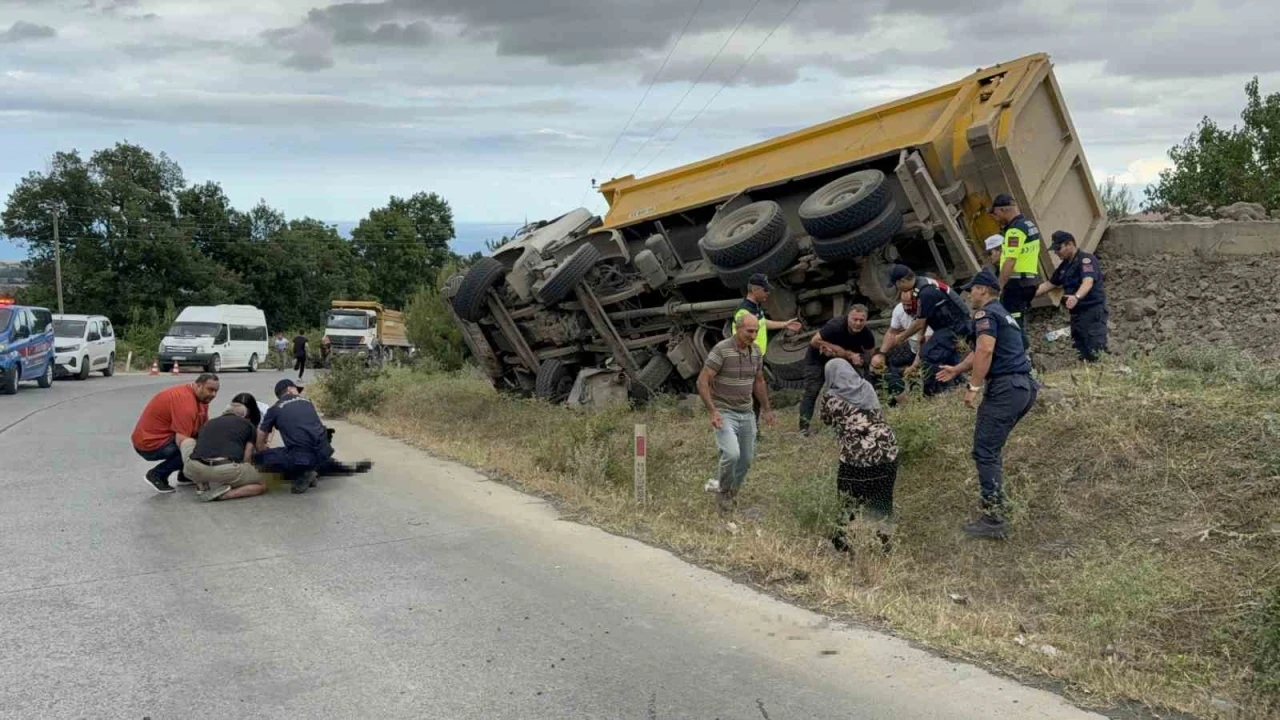 Devrilen taş y&uuml;kl&uuml; kamyonun s&uuml;r&uuml;c&uuml;s&uuml; &ouml;ld&uuml;, savrulan taşlar evin duvarını yıktı
