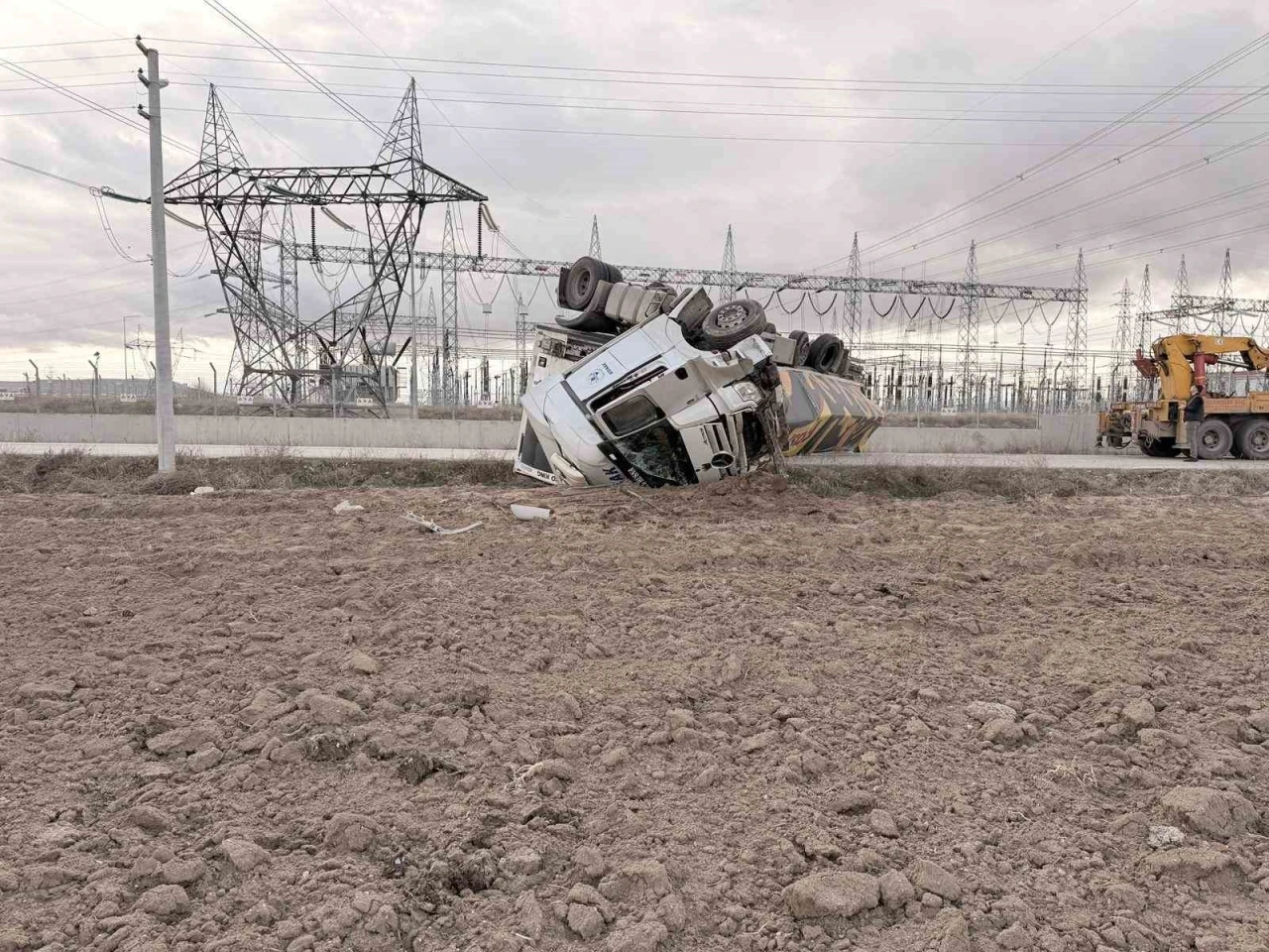 Devrilen tır karayolunu ulaşıma kapattı
