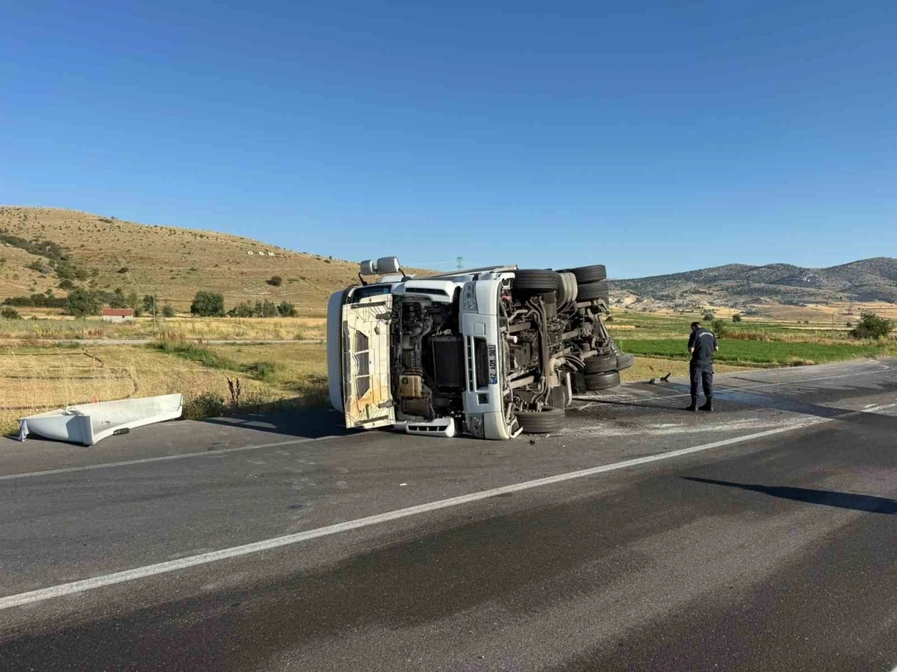 Devrilen tırın s&uuml;r&uuml;c&uuml;s&uuml; yaralandı
