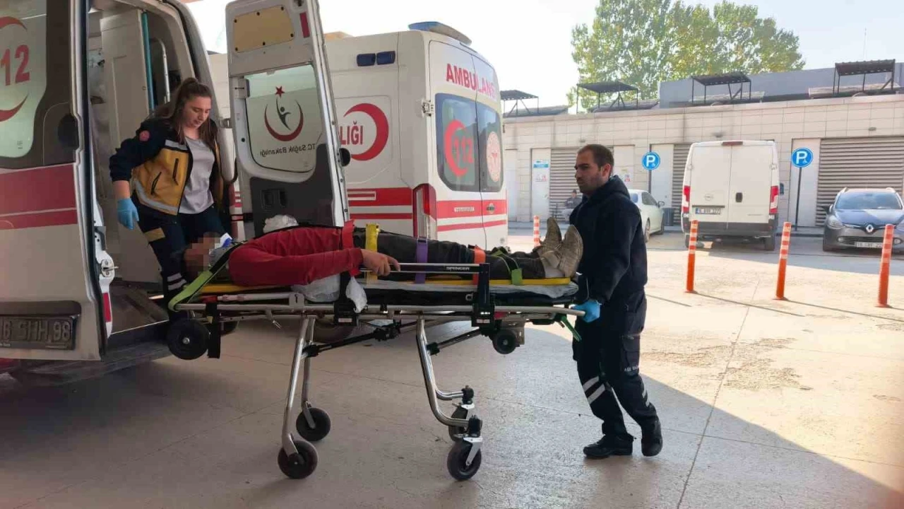 Devrilen tırın sürücüsü yaralandı
