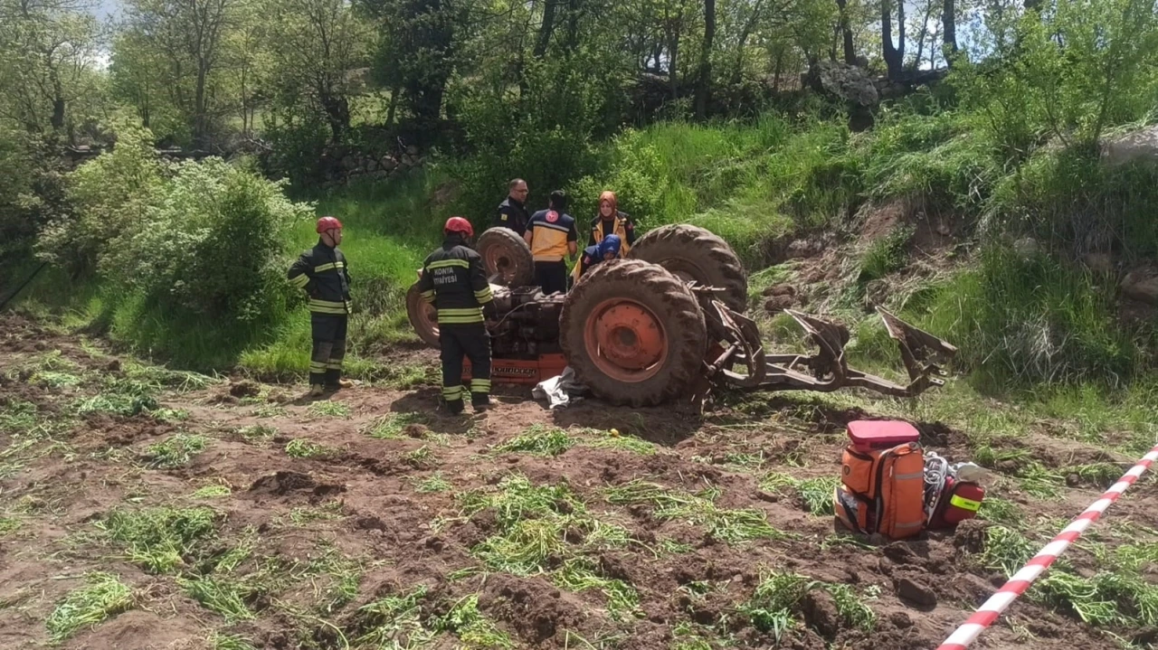 Devrilen traktörün altında hayatını kaybetti
