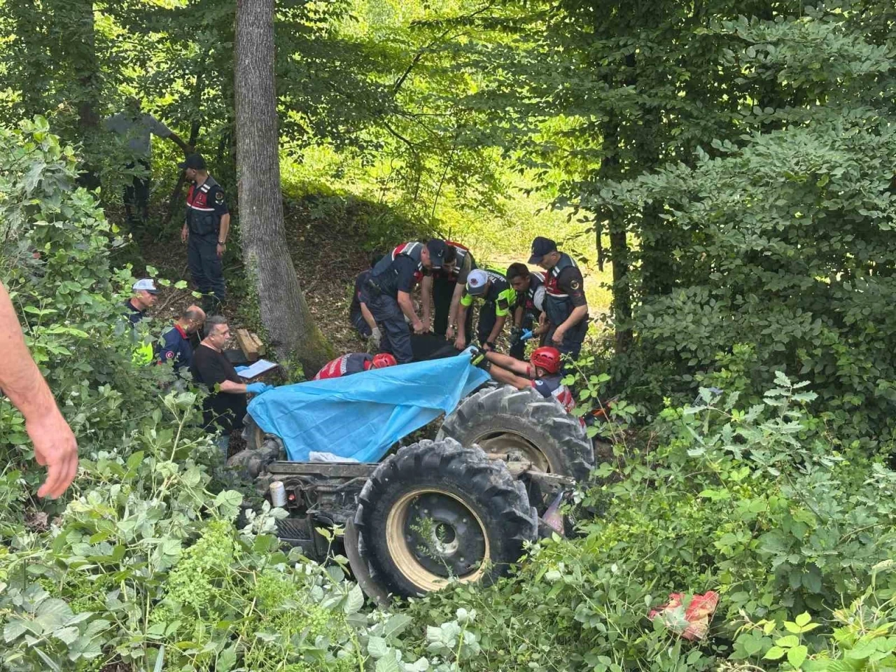 Devrilen traktörün altında kalan kadın hayatını kaybetti
