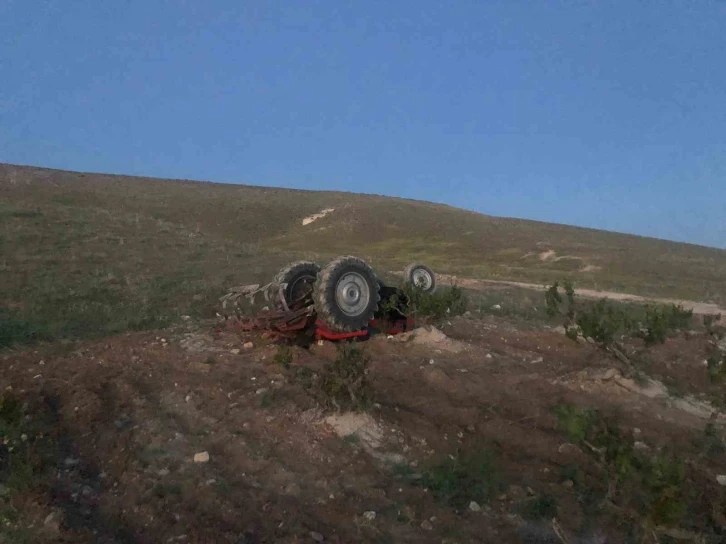 Devrilen traktörün altında kalan sürücü hayatını kaybetti
