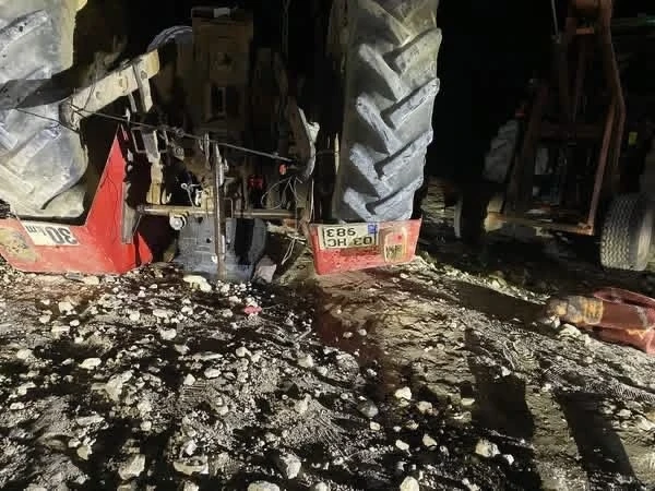 Devrilen traktörün altında kalan sürücü hayatını kaybetti