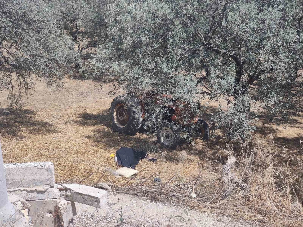 Devrilen traktörün altında kalan sürücü hayatını kaybetti
