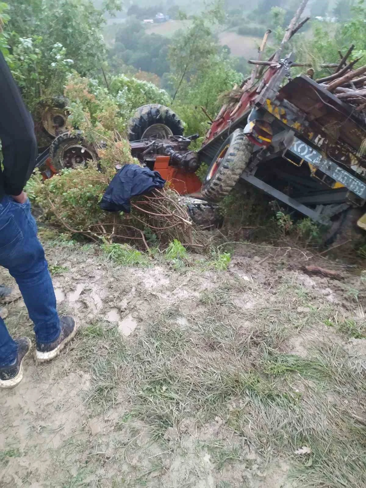 Devrilen traktörün sürücüsü hayatını kaybetti

