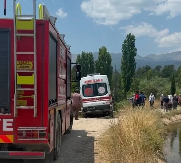 Devrilen trakt&ouml;r&uuml;n &uuml;zerinden yola savrulan gen&ccedil; kadın hayatını kaybetti
