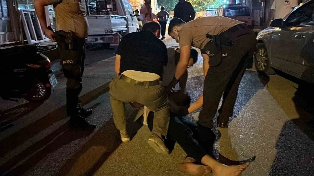 Devriyede kavgaya denk gelen polis, taşkınlık &ccedil;ıkartan 2 genci g&ouml;zaltına aldı
